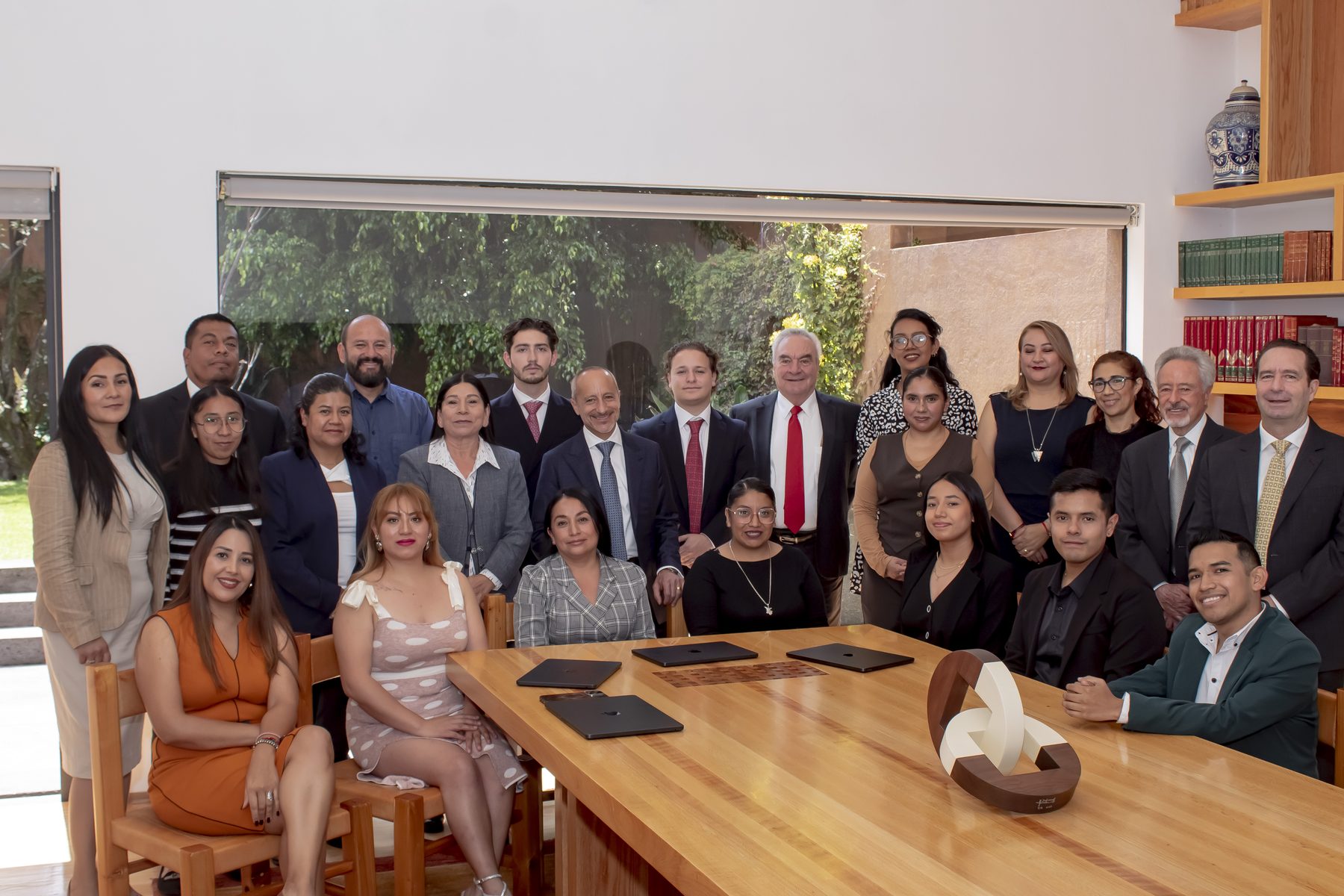 Equipo completo de César Roel Abogados